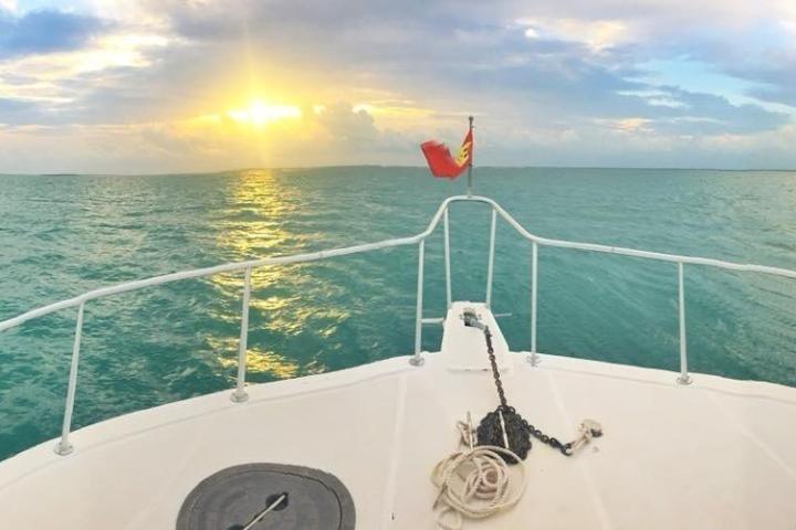 Snorkel Boat cruising back to the island during the sunset snorkel tour